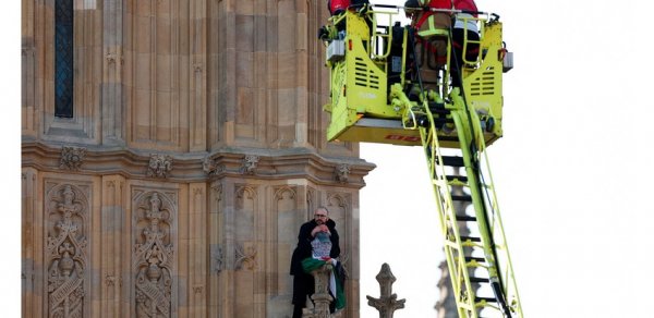 Polis Londonda Big Ben dağına çıxan fəalı həbs edib