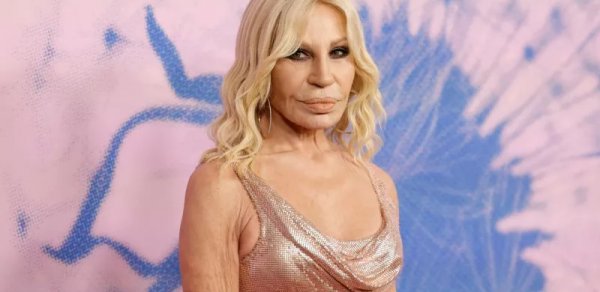 Donatella "Versace"dəki vəzifəsindən getdi