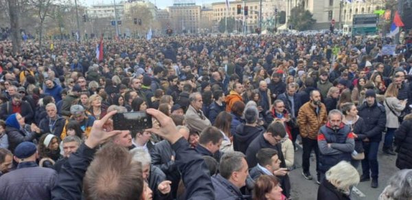 Serbiyada minlərlə insan etiraz aksiyasında iştirak edir