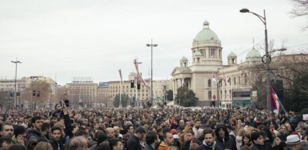 Belqradda etirazçıların sayı 100 mini ötüb