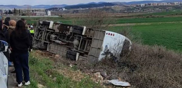 Türkiyədə şagirdləri daşıyan servis avtobusu aşdı - 27 yaralı - FOTOLAR