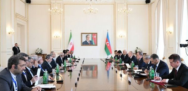 İlham Əliyevin Məsud Pezeşkianla geniş tərkibdə görüşü başladı