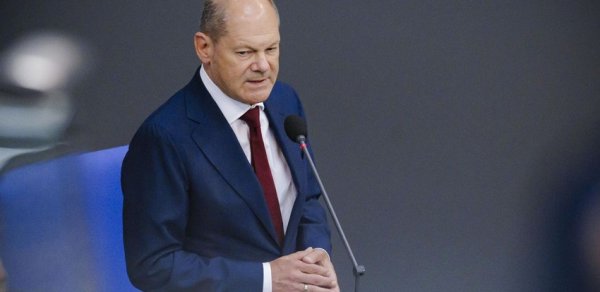 Şolts "Almaniya üçün Alternativ" partiyasını qadağan etməyə tələsməməyə çağırıb