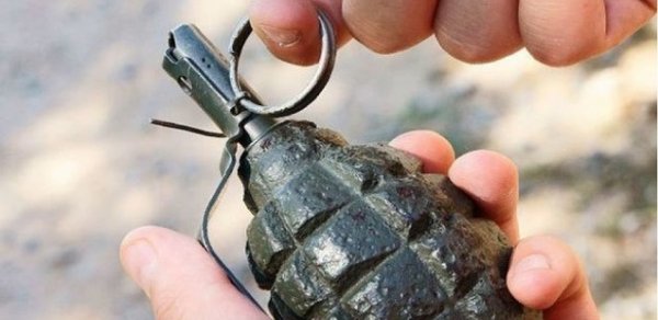 Xocalıda 17 yaşlı oğlanın əlində qumbara partladı - Barmaqlarını itirdi