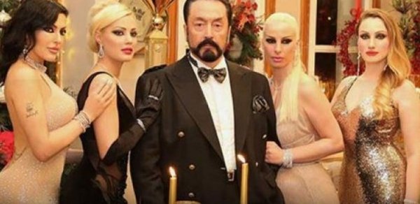 Adnan Oktar iki cinayətdən bəraət aldı: "Qadınların mənə olan sevgisi çox qısqanıldı"