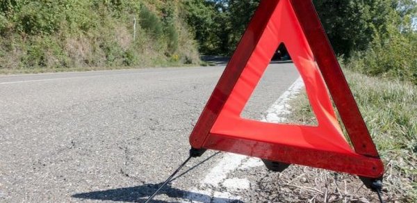Oğuzda avtomobil ağaca çırpılıb, sərnişin ölüb