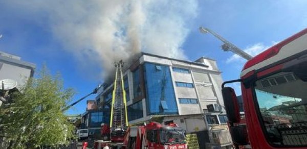 İstanbulda fabrikdə yanğın başlayıb