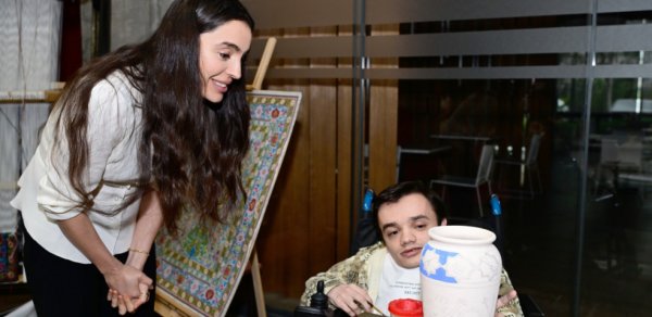 Leyla və Arzu Əliyeva həssas qruplara aid şəxslərin yaradıcılığı ilə tanış oldular - FOTOLAR
