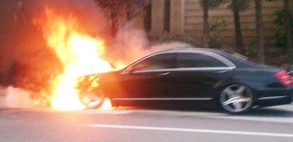 Abşeronda "Mercedes" yandı