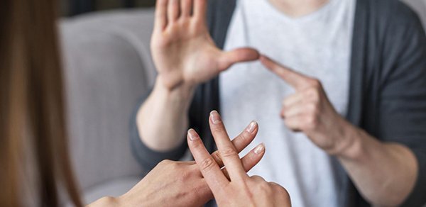 Audiovizual Şura: İşarət dili yalnız dörd televiziya kanalına tətbiq ediləcək