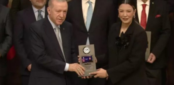 Ərdoğan "İlin jurnalisti" adını alan Fulyaya mükafatını təqdim edib