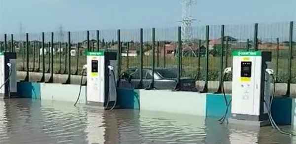 Məntəqəni su basdı, sürücülər çarəsiz qaldı