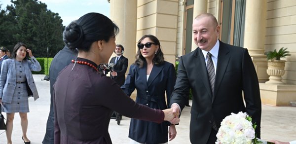 Prezident və xanımı rəsmi qonaqlarla “Gülüstan” sarayında