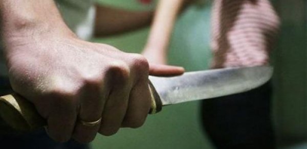 Atasını söydüyü üçün ögey anasını BIÇAQLADI