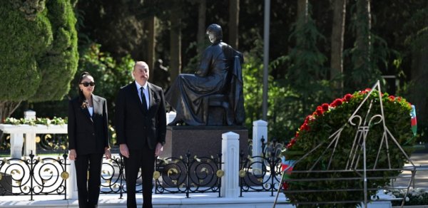 Prezident və xanımı Heydər Əliyevin məzarını ziyarət etdi