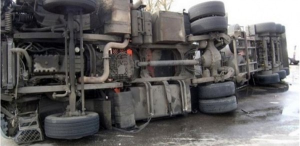 Ağdaşda yanacaqdaşıyan maşın aşıb, iki nəfər xəsarət alıb
