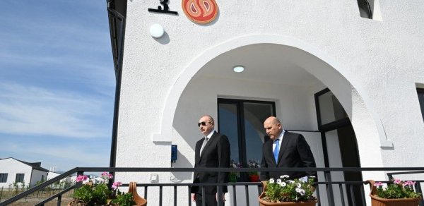 Prezident Kəngərlidə yeni inşa edilmiş fərdi evlərin şəraiti ilə tanış olub