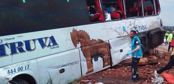 Türkiyədə turistləri daşıyan avtobus qəzaya uğrayıb, 8 nəfər ölüb, 20-si yaralanıb