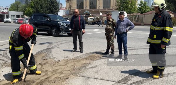Sumqayıtda yola mənşəyi naməlum maddə dağılıb - FOTO