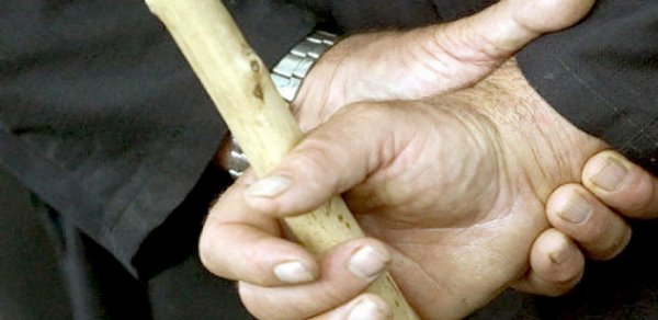 Ağsu sakini fermada ağacla döyüldü
