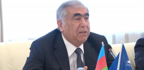 Saleh Məmmədov polisin nəzarəti altında olan direktoru vəzifəsindən AZAD ETDİ