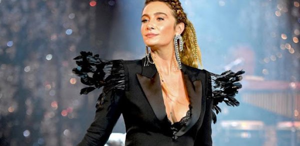 Sıla vizasız uçmaq üçün Afinada ev aldı