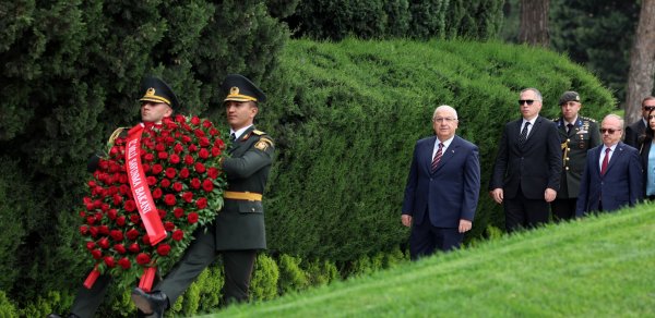 Yaşar Gülər ​​Fəxri və Şəhidlər xiyabanlarını ziyarət etdi