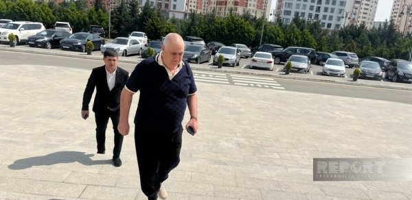 Şərurlu İsfəndiyar məhkəməyə gəldi