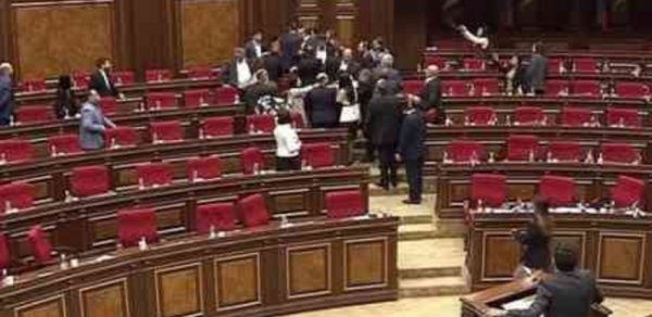 Ermənistan parlamentində vitse-spiker və deputat arasında dava