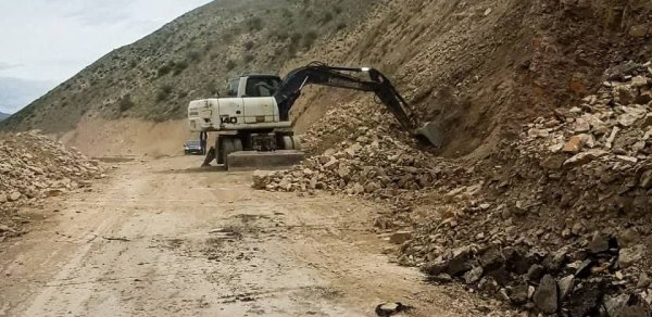 Naxçıvanda avtomobil yoluna düşən qaya parçaları hərəkəti məhdudlaşdırıb
