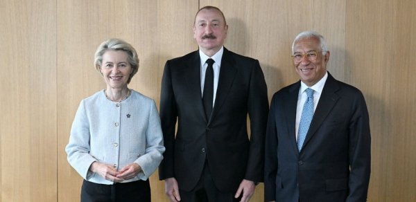 Prezident Tiranada Antonio Koşta və fon der Lyayen ilə görüşdü