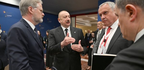 İlham Əliyevin Tiranada Çexiyanın Baş naziri ilə görüşü olub