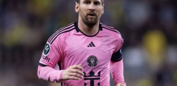 Messi tarixin ən yaxşı oyunçusu seçildi