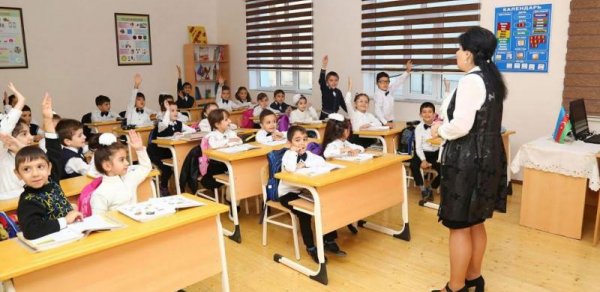 Məktəbdə müəllim dərs zamanı xəsarət aldı - Direktor min manat cərimə olundu