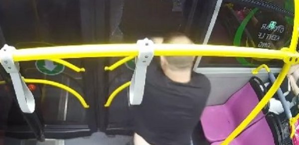 Baıda sərxoş sərnişin avtobusun şüşəsini sındırdı - VİDEO