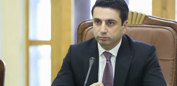 Simonyan: Ermənistan Rusiya hərbi bazasının ölkədən çıxarılması məsələsini müzakirə etmir