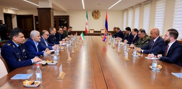 Ermənistan və İran müdafiə nazirləri regional təhlükəsizliyi müzakirə ediblər