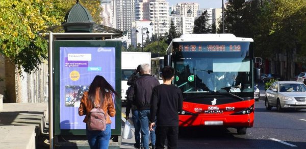 “BakuBus”da ata qızını döydü - VİDEO