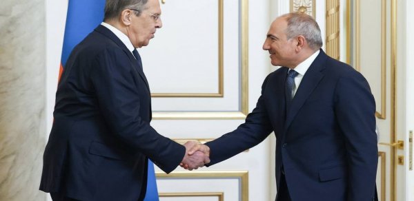 Lavrov İrəvanda Paşinyanla görüşüb