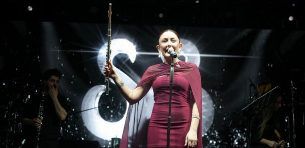 Mosso zəlzələdən əziyyət çəkənlərə pulsuz konsert verdi