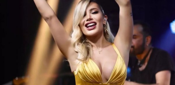 İrem Derici hava limanında rəqsi ilə diqqət çəkdi