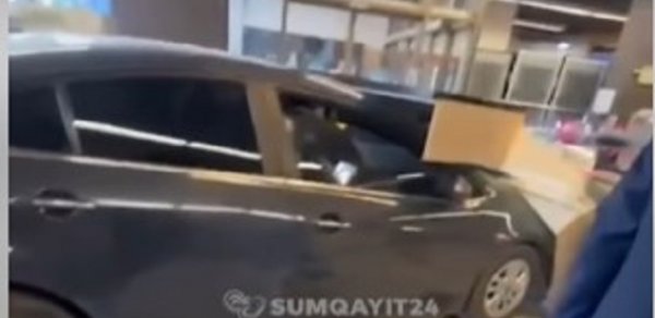 Sumqayıtda hadisə: Qadın sürücü qazla əyləcin yerini səhv saldı, marketə girdi - VİDEO