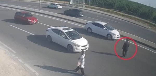 Qəzaya səbəb olan yaşlı kişi ölümdən son anda xilas oldu - VİDEO