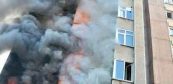 Bakıda yaşayış binası yanır