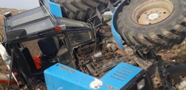Yevlaxda batan avtomobili çəkən traktor aşıb, ölən və yaralanan var