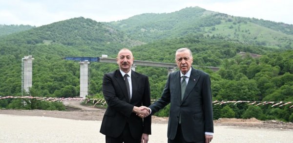 Azərbaycan və Türkiyə liderləri Kəlbəcər-Laçın avtomobil yolunda görülən işlərlə tanış olublar