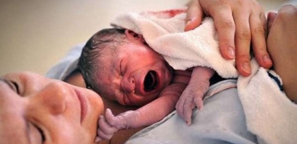 Sumqayıtda 23 yaşlı qadın evdə doğuş etdi - körpəsi öldü