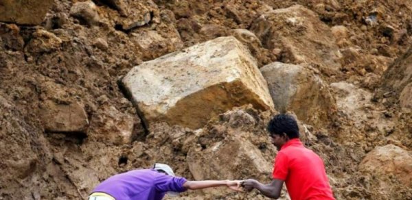 İndoneziyada baş verən sürüşmə nəticəsində ölənlərin sayı artdı