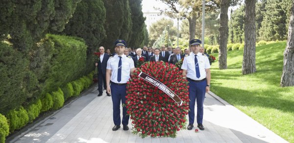 AZAL kollektivi Fəxri xiyabanı ziyarət edib - FOTOLAR