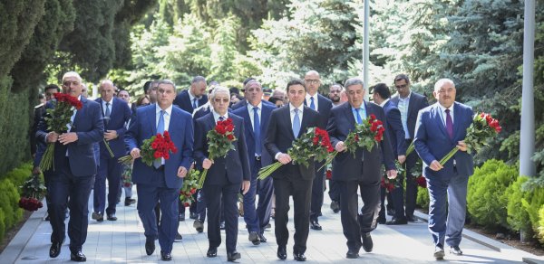 AZAL kollektivi Fəxri xiyabanı ziyarət edib - FOTOLAR